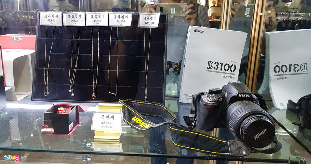 Chiếc nhẫn vàng trị giá 43.600 won (khoảng 1,1 triệu đồng), máy ảnh Nikon D3100 đời 2010 khá cũ cũng được bày bán tại cửa hàng.
