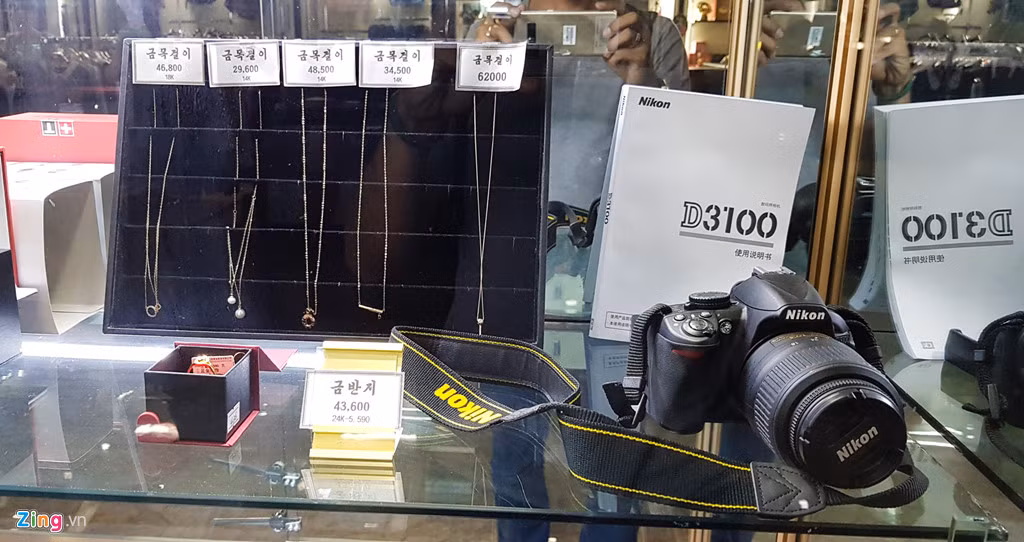 Chiếc nhẫn vàng trị giá 43.600 won (khoảng 1,1 triệu đồng), máy ảnh Nikon D3100 đời 2010 khá cũ cũng được bày bán tại cửa hàng.