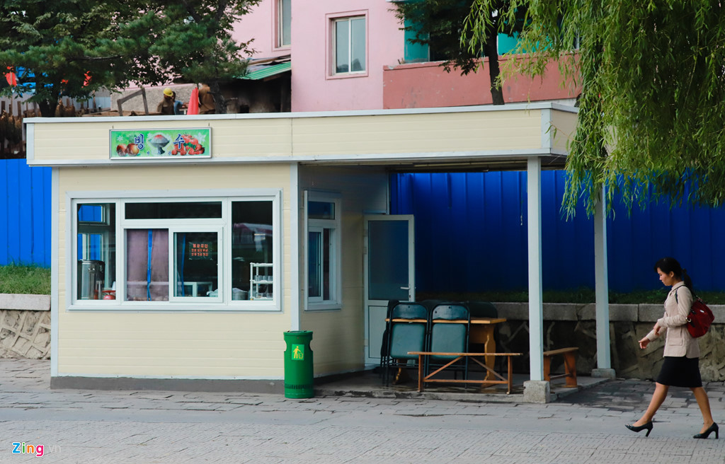 Cửa hàng bán món đá bào rưới si rô được các trẻ em yêu thích cũng xuất hiện trên đường phố Bình Nhưỡng.