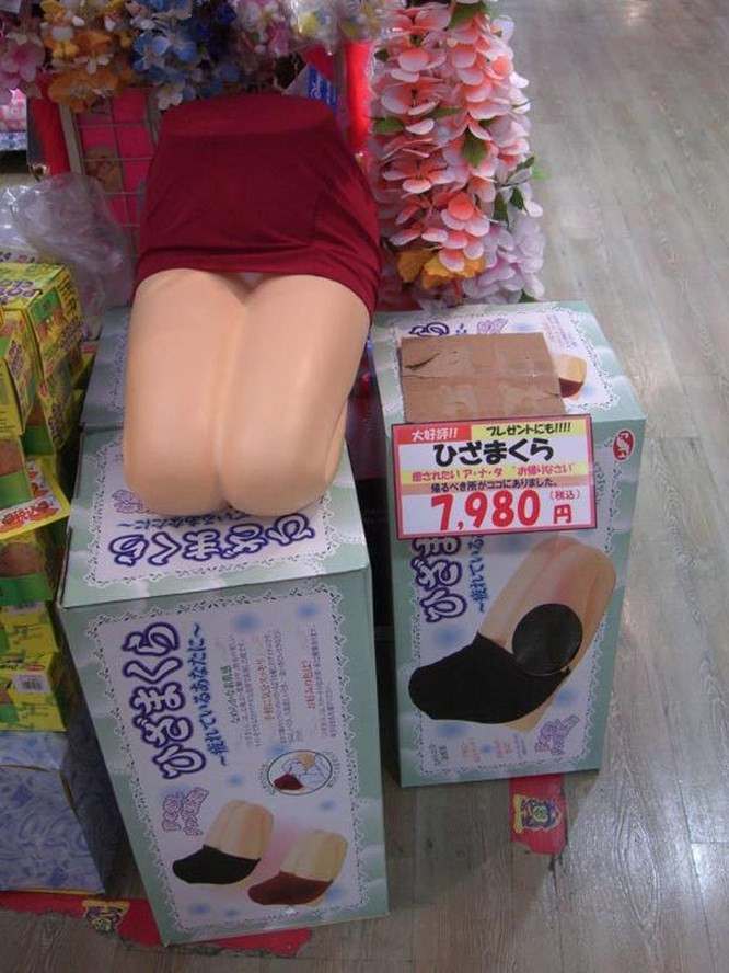 4. Gối cho người đàn ông cô đơn: Đối với các quý ông thiếu người phối ngẫu hoặc một người quan trọng khác, có sẵn chiếc gối đùi tuyệt vời này. Ít nhất bạn gái giả này sẽ không bao giờ tranh cãi với bạn.