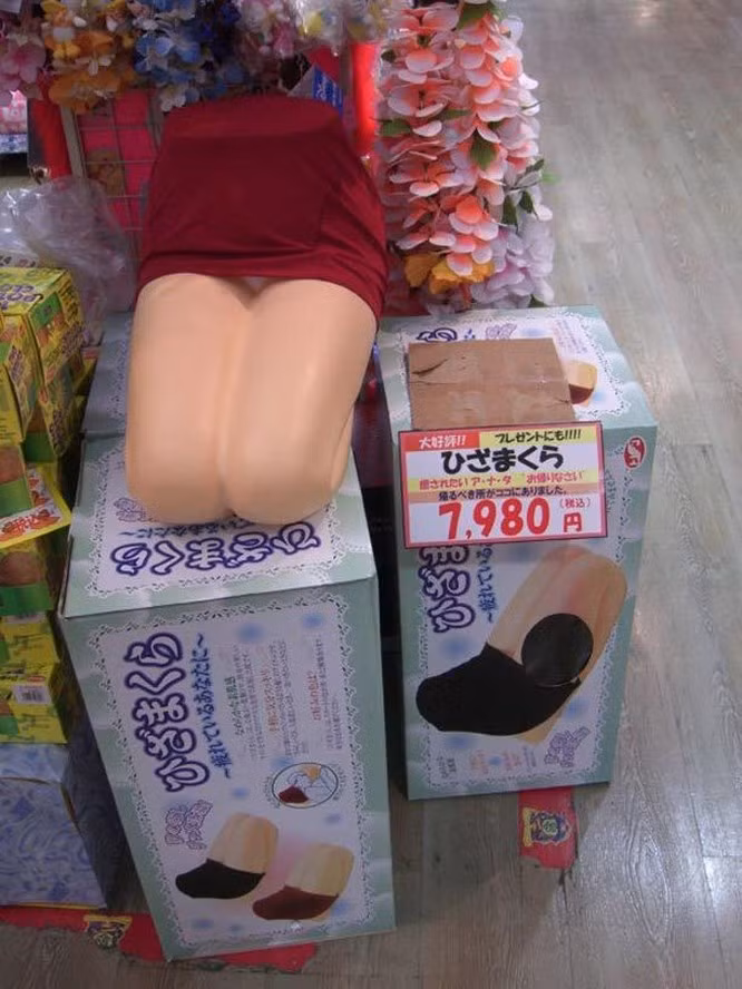 4. Gối cho người đàn ông cô đơn: Đối với các quý ông thiếu người phối ngẫu hoặc một người quan trọng khác, có sẵn chiếc gối đùi tuyệt vời này. Ít nhất bạn gái giả này sẽ không bao giờ tranh cãi với bạn.