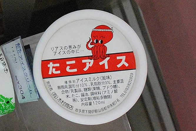 8. Kem hương vị bạch tuộc: Khẩu vị khác thường của người Nhật Bản thường nổi tiếng khác biệt. Bạn có muốn kem của bạn có hương vị với thịt ngựa, xương rồng, than, hoặc bạch tuộc không?