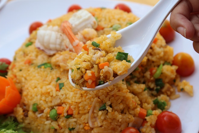  Cực bất ngờ với cơm rang hải sản: Nếu những đồ ăn thức uống ở trên trở nên rất quen thuộc với du khách nước ngoài, thì món cơm rang hải sản trở thành một món ăn đem lại hương vị lạ lẫm giúp thực khách quốc tế có trải nghiệm mới mẻ khi tới Hà Nội.