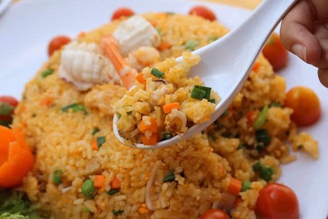  Cực bất ngờ với cơm rang hải sản: Nếu những đồ ăn thức uống ở trên trở nên rất quen thuộc với du khách nước ngoài, thì món cơm rang hải sản trở thành một món ăn đem lại hương vị lạ lẫm giúp thực khách quốc tế có trải nghiệm mới mẻ khi tới Hà Nội.