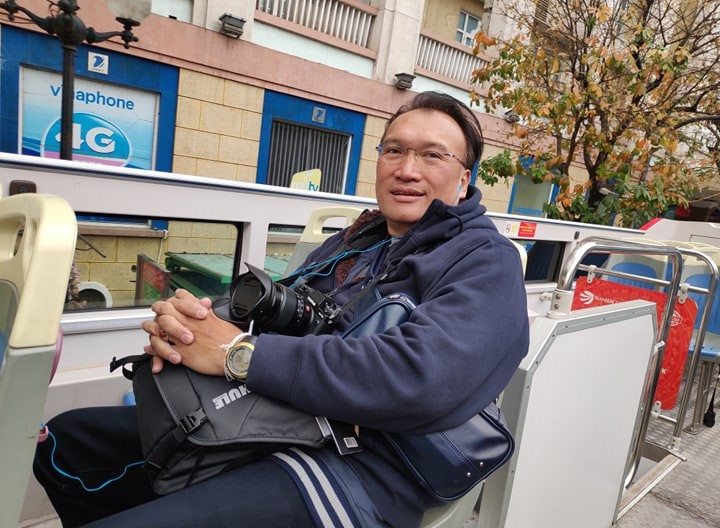 Trong khi đó, Pisit Nuttee, phóng viên đến từ Thái Lan thì thổ lộ không thể nhớ hết số lần đến tham quan, làm việc tại Việt Nam, đặc biệt là Hà Nội và món ăn "không thể bỏ qua" mỗi lần đặt chân tới thủ đô xinh đẹp của Việt Nam là món bún chả. Chia sẻ với báo Hà Nội Mới, anh chàng phóng viên này tán dương, bún chả là món ăn đường phố nổi tiếng và thịt ướp nướng trong món này mang hương vị vô cùng đặc trưng, thể hiện nghệ thuật ẩm thực độc đáo của Hà Nội. Ảnh: Hanoimoi.com.vn.