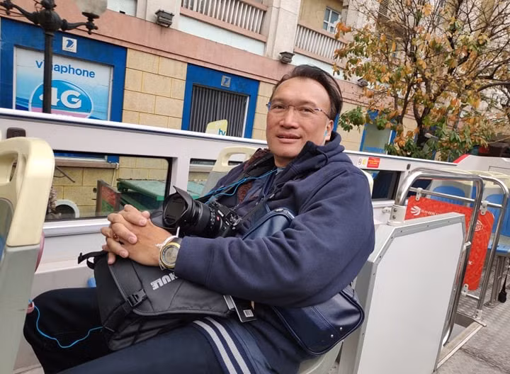 Trong khi đó, Pisit Nuttee, phóng viên đến từ Thái Lan thì thổ lộ không thể nhớ hết số lần đến tham quan, làm việc tại Việt Nam, đặc biệt là Hà Nội và món ăn "không thể bỏ qua" mỗi lần đặt chân tới thủ đô xinh đẹp của Việt Nam là món bún chả. Chia sẻ với báo Hà Nội Mới, anh chàng phóng viên này tán dương, bún chả là món ăn đường phố nổi tiếng và thịt ướp nướng trong món này mang hương vị vô cùng đặc trưng, thể hiện nghệ thuật ẩm thực độc đáo của Hà Nội. Ảnh: Hanoimoi.com.vn.