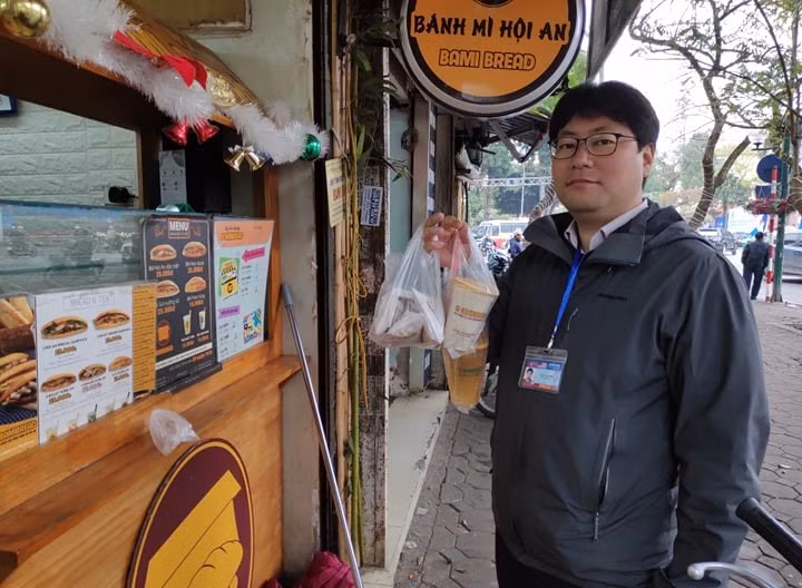 Phóng viên Lee Gi Sang đến từ Hàn Quốc có mặt ở Hà Nội từ ngày 14/2 để tác nghiệp về Hội nghị Thượng đỉnh Mỹ - Triều lần 2. Với lợi thế thời gian lâu hơn các đoàn phóng viên quốc tế khác, anh Lee đã tận dụng những thời gian rảnh rỗi để thưởng thức nhiều món đặc sản của Hà Nội, trong đó, bánh mì là món ăn chiếm trọn cảm tình của phóng viên này. Ảnh: Hanoimoi.com.vn.