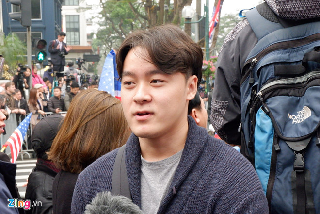 Kim Tea Yeon, 25 tuổi, sinh viên Đại học Khoa học Xã hội và Nhân văn - Đại học Quốc gia Hà Nội, người hỗ trợ phiên dịch cho đoàn phóng viên đài MBC News (Hàn Quốc) khi chia sẻ với Zing.vn đã thổ lộ rằng, “Người Hàn Quốc rất yêu thích và quan tâm đến ẩm thực Việt Nam. Chúng tôi đặc biệt ấn tượng với món phở, bún chả, bánh xèo. Tại sự kiện lần này, đoàn phóng viên luôn phải túc trực tại nhiều địa điểm nên chúng tôi thường ăn bánh mì để tiết kiệm thời gian. Bánh mì Việt Nam rất ngon. Chúng tôi chỉ phải bỏ rau thơm vì chưa quen hương vị lạ”. Ảnh: Zing.vn.