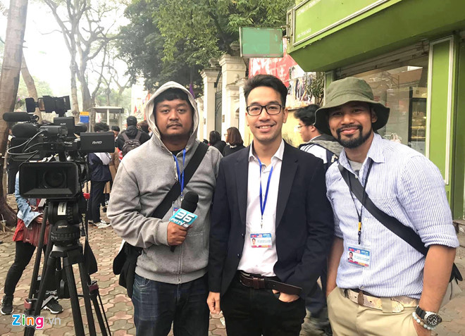 “Chúng tôi ấn tượng với nhiều món ăn có cơ hội thử những ngày qua như bún chả, phở. Ẩm thực Hà Nội thật sự phong phú mà giá lại rẻ, điển hình như bia Hà Nội và cà phê. Chúng tôi đến từ Thái Lan và mới chỉ nếm thử những tách cà phê hương vị từ phương Tây. Tuy nhiên, cà phê Việt Nam có mùi thơm đặc trưng và hương vị đậm đà rất ấn tượng. Chắc chắn tôi sẽ quay lại Việt Nam để khám phá nhiều hơn”, phóng viên Nattakorn Ploddee của đài PPTV (Thái Lan) chia sẻ với Zing.vn. Ảnh: Zing.vn.