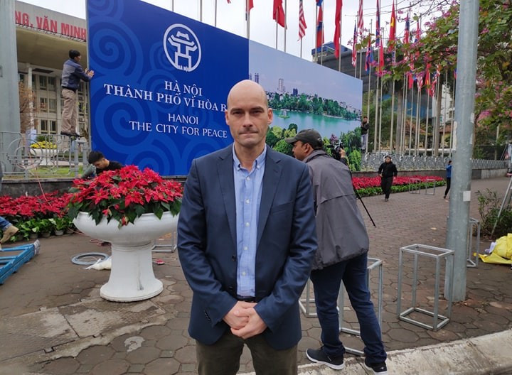 Chàng phóng viên Steffen Schwarzkopf của tờ Welt, Đức đặc biệt có cảm tình với món ăn này của Hà Nội bởi độ tươi ngon hết sảy của hải sản. Cách đây 15 năm, phóng viên này từng tới Hà Nội và đây mới là dịp thứ hai anh quay trở lại thủ đô xinh đẹp của Việt Nam. Vì vậy, anh chưa có nhiều thời gian đi tham quan các danh lam thắng cảnh nổi tiếng của thành phố và thưởng thức nhiều món đặc sản của mảnh đất nên thơ này, tuy nhiên, món cơm rang hải sản đã gây ấn tượng cực mạnh với anh. Ảnh: Hanoimoi.vn.