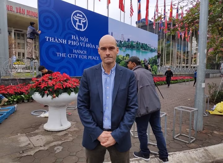 Chàng phóng viên Steffen Schwarzkopf của tờ Welt, Đức đặc biệt có cảm tình với món ăn này của Hà Nội bởi độ tươi ngon hết sảy của hải sản. Cách đây 15 năm, phóng viên này từng tới Hà Nội và đây mới là dịp thứ hai anh quay trở lại thủ đô xinh đẹp của Việt Nam. Vì vậy, anh chưa có nhiều thời gian đi tham quan các danh lam thắng cảnh nổi tiếng của thành phố và thưởng thức nhiều món đặc sản của mảnh đất nên thơ này, tuy nhiên, món cơm rang hải sản đã gây ấn tượng cực mạnh với anh. Ảnh: Hanoimoi.vn.