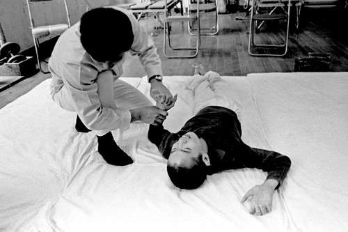 Đến năm 1968, chính phủ Nhật Bản mới chính thức công nhận thủy ngân hữu cơ trong chất thải công nghiệp của nhà máy Chisso là nguyên nhân gây bệnh thì đã có hàng nghìn người bị tổn thương thần kinh, tử vong và sinh ra những đứa trẻ bị dị tật bẩm sinh.