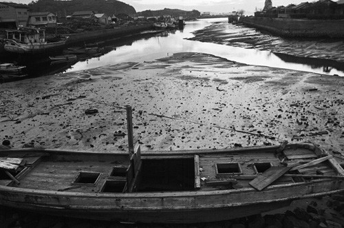 Năm 1932, tập đoàn Chisso ở Nhật xả nước thải nhiễm thủy ngân ra biển Minamata. Hành động này không chỉ khiến tôm cá chết hàng loạt mà còn khiến người dân ăn địa phương nhiễm độc và mắc nhiều căn bệnh nguy hiểm, sinh ra các thế hệ dị tật. Đây được coi là một trong những thảm họa ô nhiễm môi trường thảm khốc nhất lịch sử thế giới. Minamata sau đó trở thành tên gọi chứng bệnh do nhiễm độc thủy ngân từ chất thải hóa học mà một khu công nghiệp xả trực tiếp ra biển. 