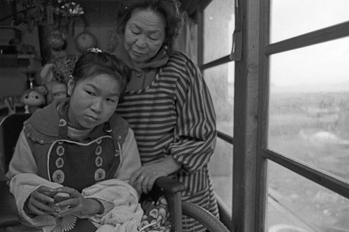 Sau nhiều tranh cãi về nguyên nhân của vấn đề này, đến năm 1959, các giáo sư Đại học Kumamoto đưa ra kết luận chính thức, căn bệnh ở vùng Minamata là bệnh thần kinh, do ăn cá và sinh vật có vỏ cứng từ vịnh Minamata. 