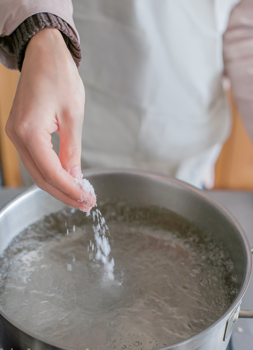 Cho thêm một chút muối vào nước luộc. Đây là bí quyết giúp sợi mì đậm đà hơn. Có thể cho thêm một chút dầu ăn để mỳ ý không bị dính vào nhau khi ráo nước. 