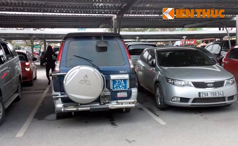 Xe cuu thuong, bien xanh un un vao sieu thi... sam Tet-Hinh-2