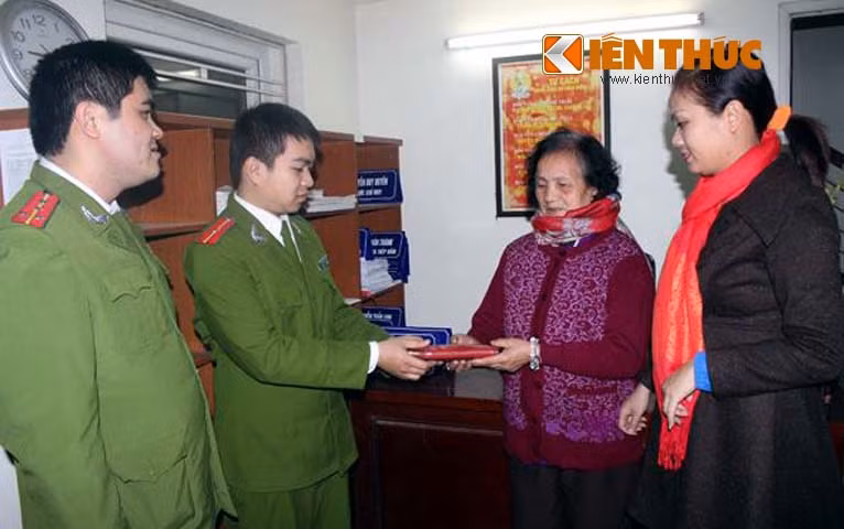 Chien si CA tra 2 day chuyen vang cho nguoi danh roi