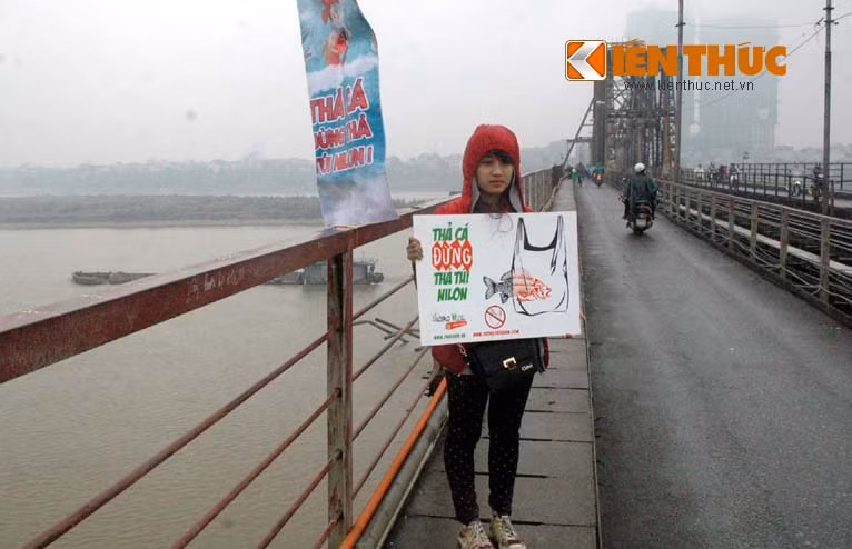 Phương Mai (sinh viên ĐH Nông Nghiệp Hà Nội), một thành viên trong nhóm tình nguyện, cho biết: "Tụi em có mặt ở đây từ 7h sáng, chịu mưa và rét, chỉ mong nâng cao ý thức cho một bộ phận người dân. Thế nhưng một số người vẫn không chịu hợp tác, coi thường việc bảo vệ môi trường, thậm chí còn khó chịu với chúng em, khiến chúng em rất buồn".