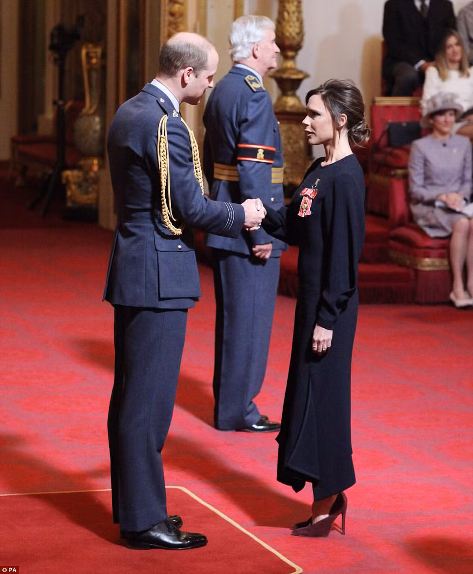 Sau sinh nhật lần thứ 43 hai ngày, Victoria Beckham lại đón niềm vui mới khi cô được Hoàng tử William trao huân chương OBE cho những đóng góp của cô cho ngành thời trang. (Ảnh: PA)