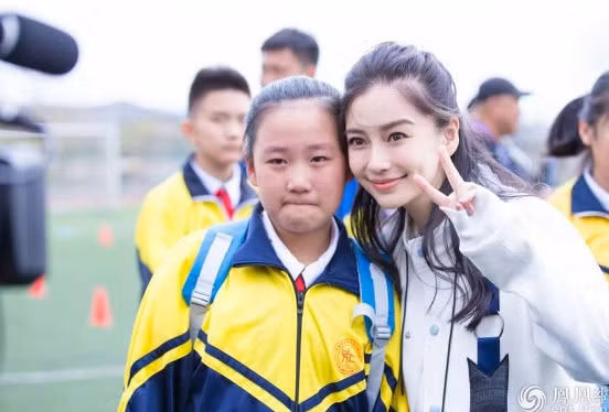 Thế cho nên lúc nào Angelababy cũng rạng rỡ và xinh đẹp. (Ảnh: Ifeng)