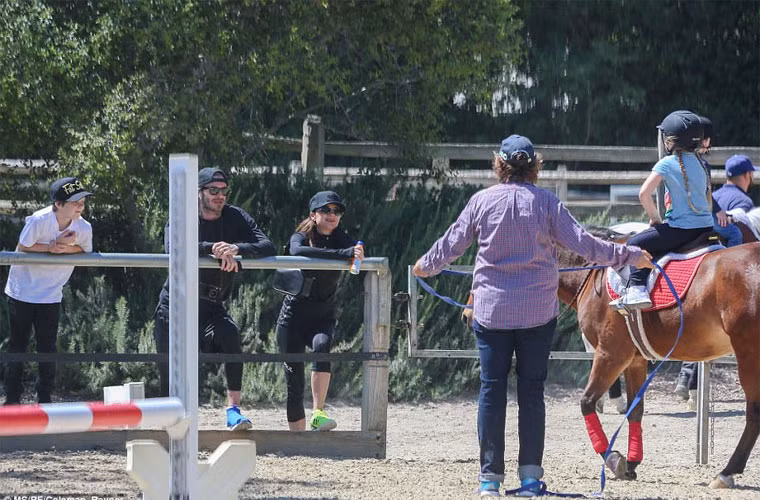 Cùng đi với Beck-Vic tới ủng hộ con gái còn có cậu con trai thứ ba, Cruz.(Ảnh: Coleman-Rayner)