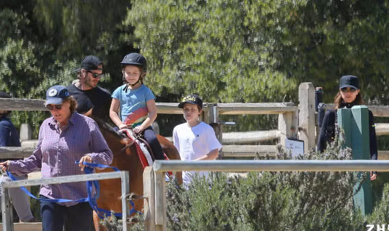 Harper thấy tự tin hơn khi có bố mẹ và anh bên cạnh.