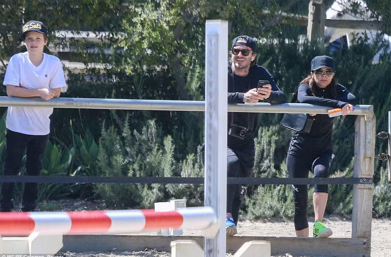 Tam công tử nhà Beck-Vic, Cruz thì lại có năng khiếu hát. Video hát của cậu bé được bố chia sẻ trên mạng xã hội được rất nhiều người yêu thích và Beck-Vic đang có ý định cho con theo nghiệp ca hát chuyên nghiệp. (Ảnh: Coleman-Rayner)