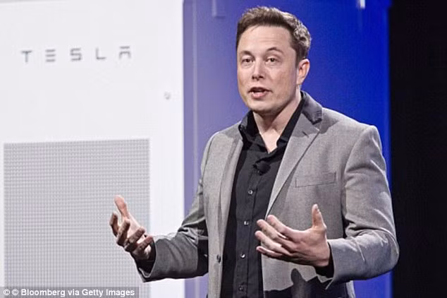 Elon Musk là ông chủ của Tesla Motors, Inc. Đây là một công ty của Mỹ chuyên thiết kế, sản xuất và phân phối sản phẩm ô tô điện và linh kiện cho các phương tiện chạy điện. (Ảnh: Getty Images)