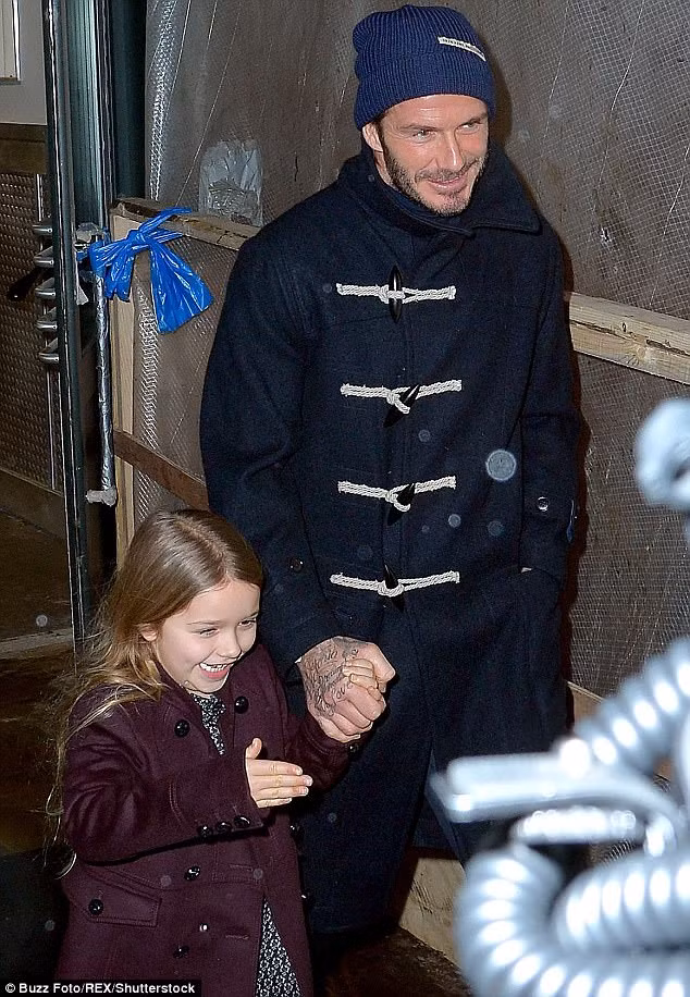 Victoria Beckham bi chi trich vi loi dung con kiem tien-Hinh-4