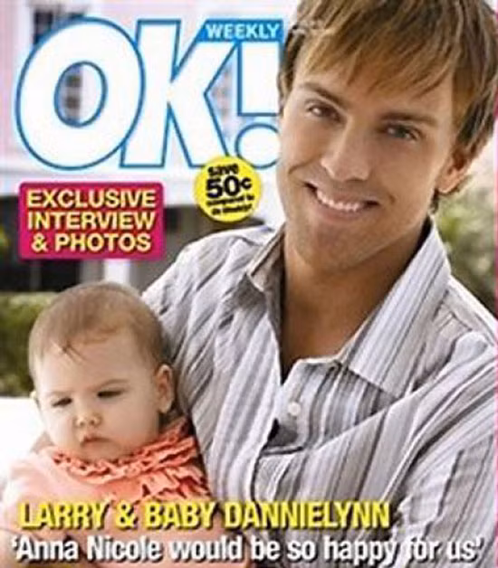 Dannielynn Hope Marshall Stern, con gái của người mẫu Playboy Anna Nicole Smith chào đời tháng 9/2006. Cuộc chiến tranh giành quyền nuôi bé Dannielynn nổ ra khi Anna qua đời vào tháng 2/2007 và để lại cho con tài sản đáng kể. Sau xét nghiệm AND, kết luận cuối cùng cha đẻ của Dannielynn là Larry Birkhead. Ngay lập tức tạp chí OK! đã thượng lượng mua độc quyền ảnh cô bé với cha đẻ với giá 2 triệu USD. (Ảnh: OK!)