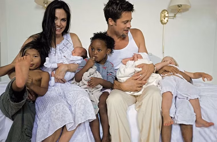 Tháng 8/2008, sau khi sinh hai bé sinh đôi Knox Leon và Vivienne Marcheline Jolie-Pitt, rất nhiều tạp chí đã săn đón vợ chồng Angelina Jolie và Brad Pitt để mua bức ảnh đầu tiên của hai nhóc tì. Cuối cùng Pitt-Jolie quyết định bán ảnh hai con cho hai tạp chí People và Hello! với giá 14 triệu USD rồi tặng toàn bộ số tiền này cho quỹ từ thiện Jolie-Pitt. Đây là bức ảnh đắt nhất của con sao Hollywood được bán độc quyền cho tạp chí. (Ảnh: People)