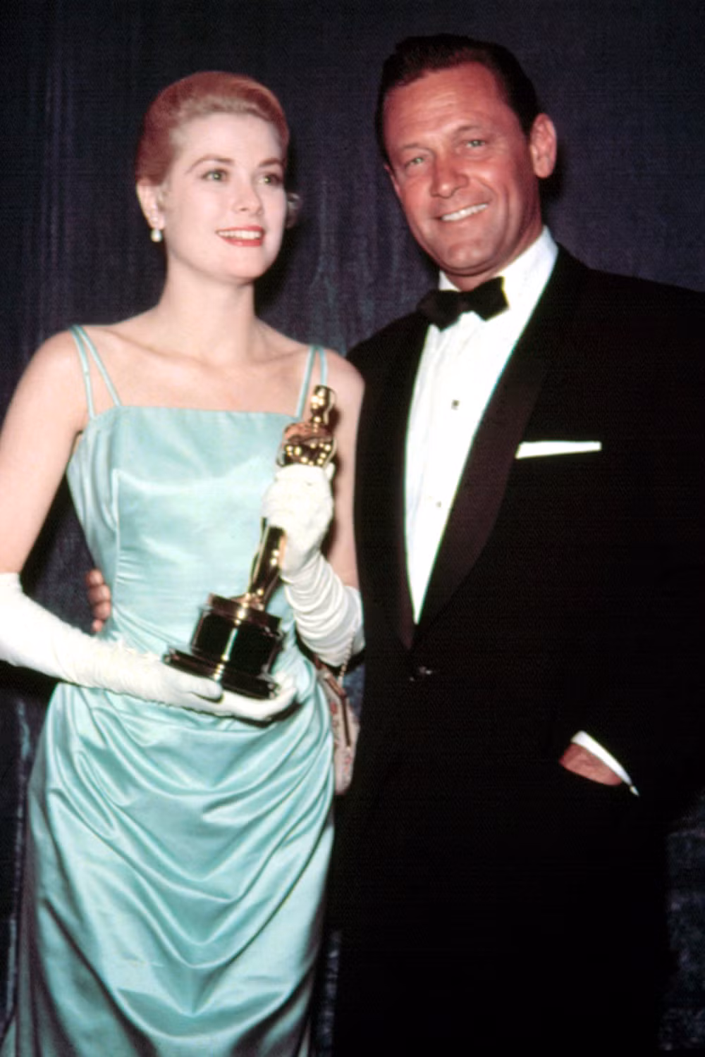 Chiếc váy xanh ngọc Grace Kelly mặc lên nhận giải Nữ diễn viên xuất sắc Osar 1955 có giá 4.000 bản Anh, một cái giá đắt thời bấy giờ.