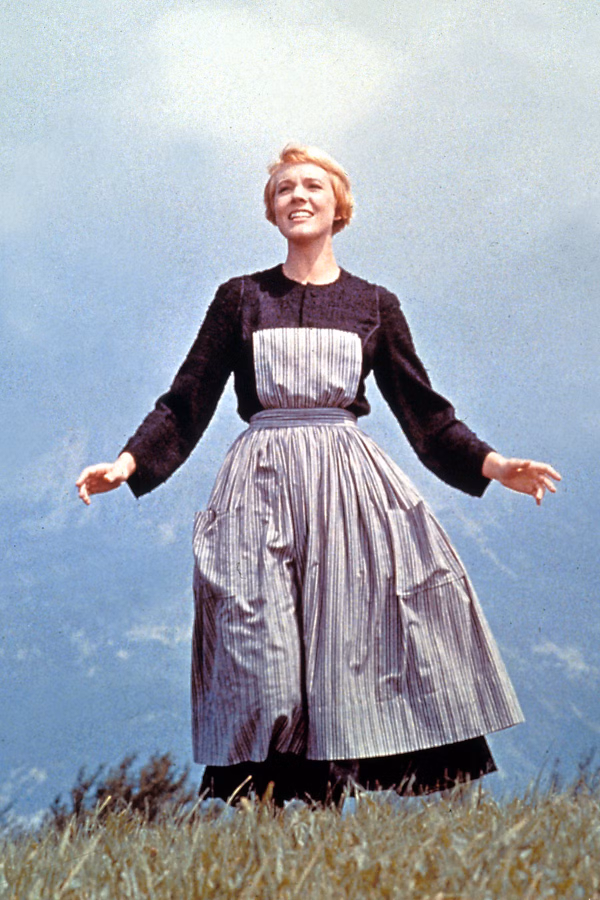Chiếc váy tạp dề mà nữ diễn viên Julie Andrews mặc khi đóng vai Marie Von Trapp năm 1965 đạt mức bán đấu giá 1,65 triệu USD.