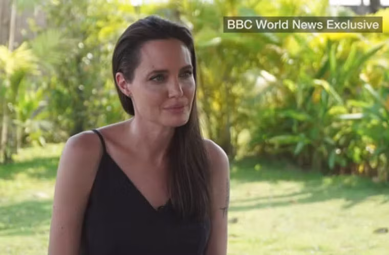 "Tôi không muốn nói quá nhiều về chuyện này, trừ việc chia sẻ rằng đó là khoảng thời gian rất khó khăn và chúng tôi là một gia đình. Chúng tôi sẽ luôn là một gia đình. Cả gia đình tôi đều đã phải trải qua một giai đoạn khó khăn”, nữ diễn viên 41 tuổi xúc động nói. “Mục tiêu của tôi là con cái. Chúng tôi vẫn mãi mãi là một gia đình". (Ảnh: BBC News)