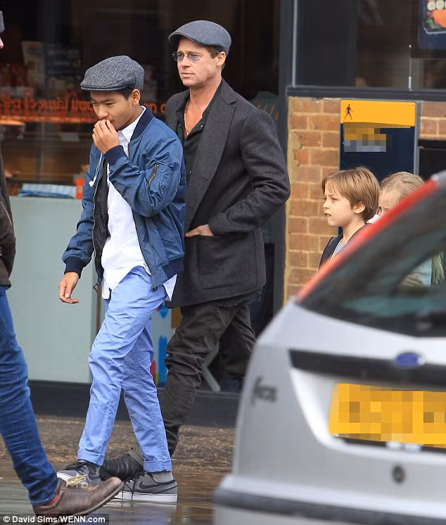 Cũng trong lần đầu gặp con kể từ khi Jolie đệ đơn ly hôn, Brad Pitt đã khóc hết nước mắt. Mặc dù có mặt trong nhà nhưng Jolie không nói một câu với Brad Pitt. Theo tờ In Touch Weekly, khi Vivienne và Zahara bước vào phòng, Pitt đã mất kiểm soát cảm xúc và bật khóc. (Ảnh: Wenn)