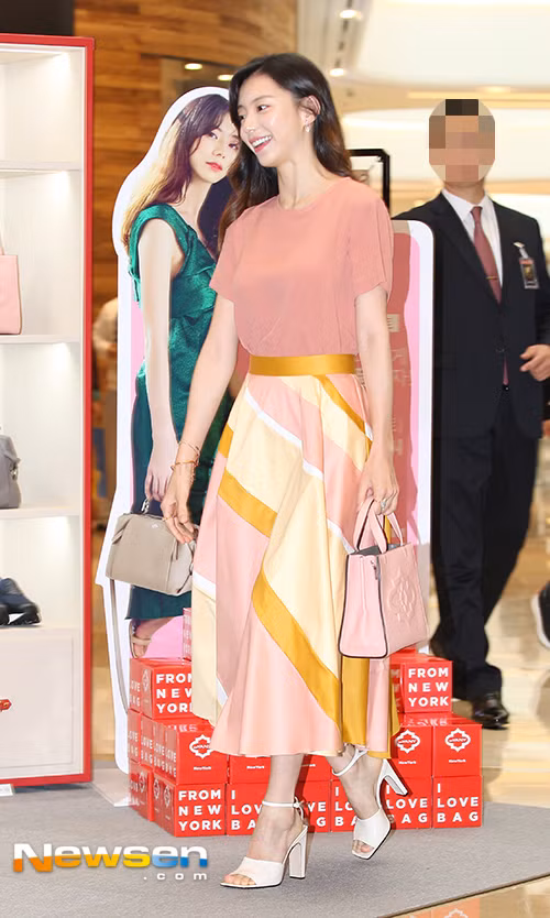 Xuất hiện trong một sự kiện mới đây, nữ diễn viên Park Soo Jin, vợ Bae Yong Joon khiến mọi người ngạc nhiên bởi cô quá gầy gò. (Ảnh: Newsen)