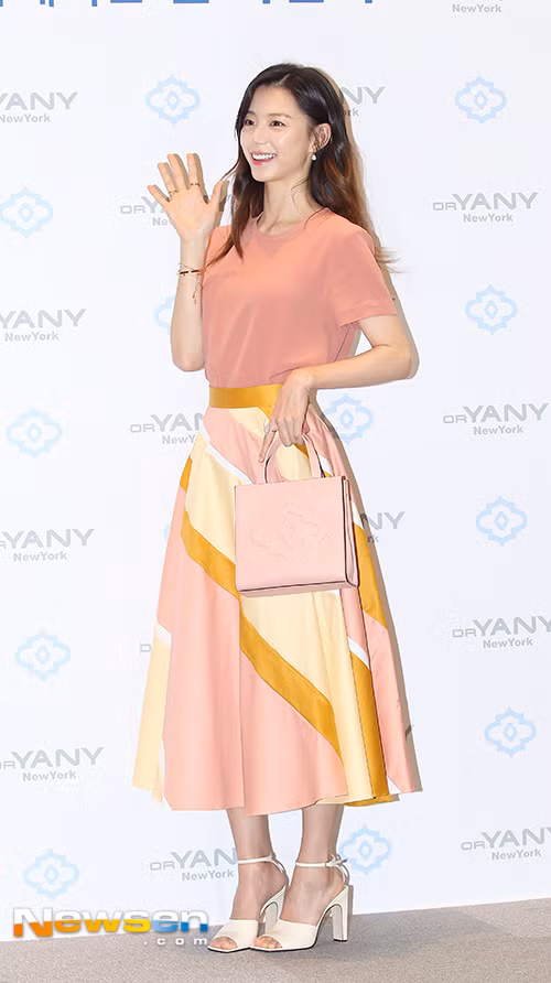 Theo công ty quản lý của Bae Yong Joon, con trai đầu lòng của ngôi sao "Bản tình ca mùa đông" chào đời tại một bệnh viện sản khoa ở Gangnam, cả mẹ và em bé đều khỏe. (Ảnh: Newsen)