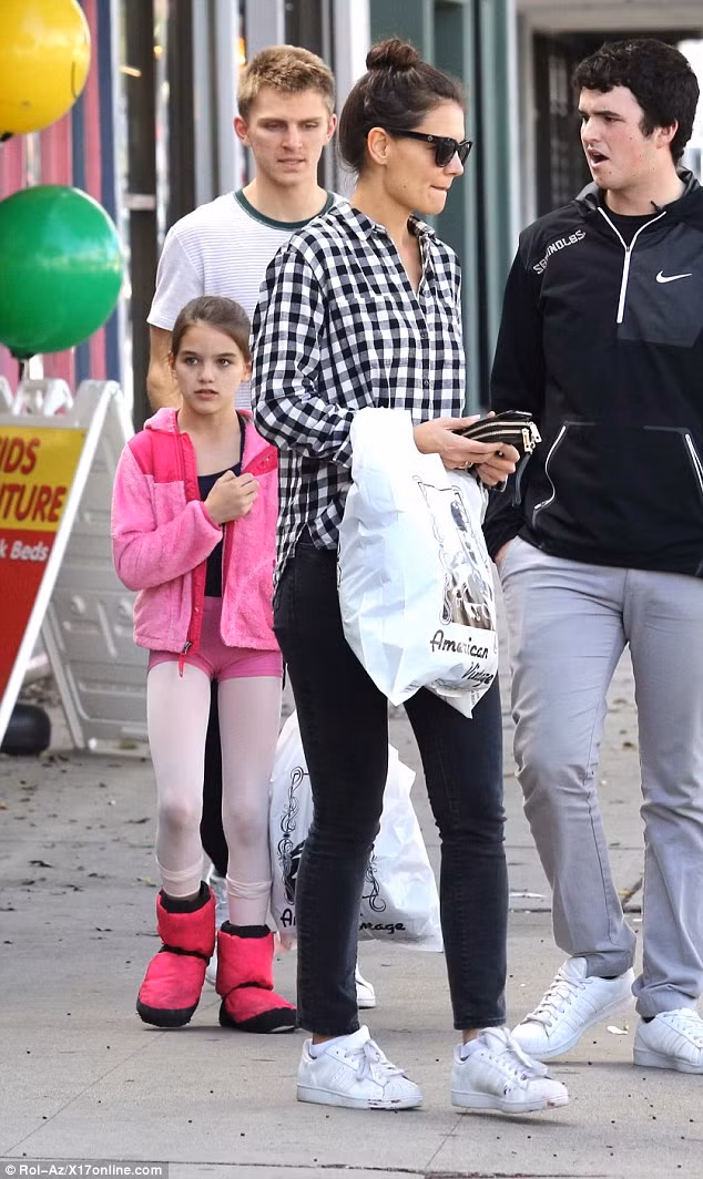 Thieu Tom Cruise, Suri van song hanh phuc ben me Katie Holmes-Hinh-5