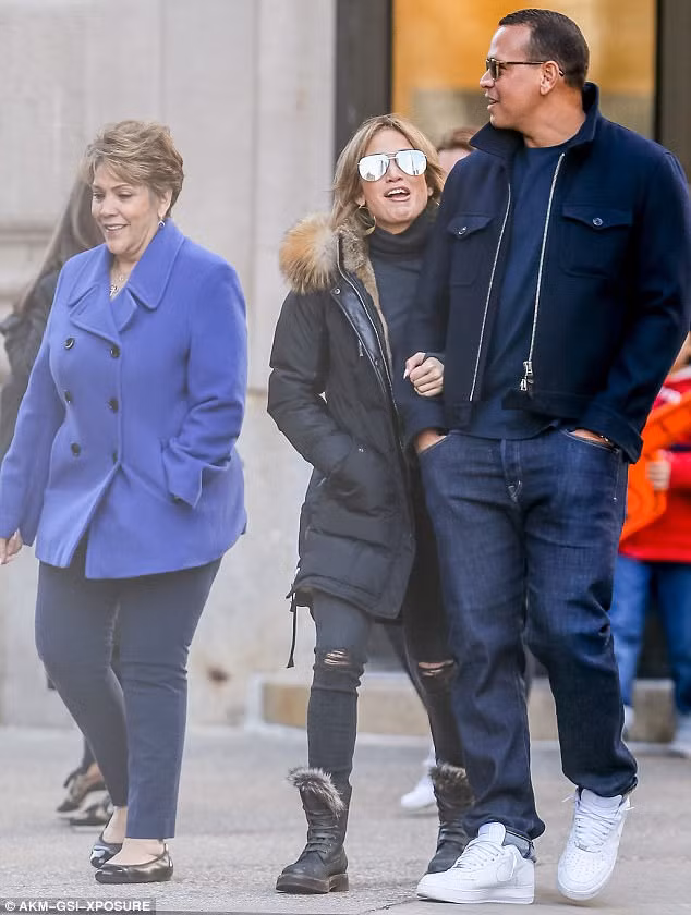 Jennifer Lopez dinh chat tinh moi sau vai tuan hen ho-Hinh-4