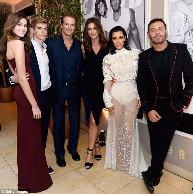 Kim Kardashian hoang hot vi tuong bi fan cuong tan cong-Hinh-7