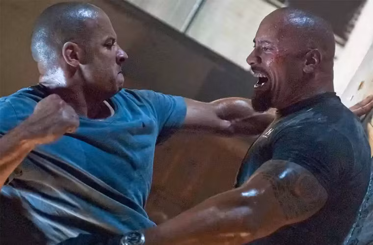 Mối quan hệ của Dwayne Johnson và Vin Diesel xấu đi vào những ngày cuối cùng trong 100 ngày quay Fast &amp; Furious 8 ở Atlanta năm ngoái khi Diesel thường xuyên tới trường quay muộn trong những cảnh quay cuối với Johnson. The Rock đã bực mình và cảm thán trên Facebook. “Các bạn diễn nữ của tôi luôn tuyệt vời và tôi yêu họ. Tuy nhiên các bạn diễn nam lại là một câu chuyện khác”, Dwayne Johnson viết trên Facebook. Ngoài ra anh còn ám chỉ một vài người là thô bỉ.