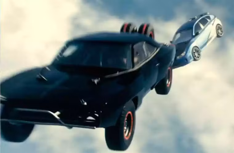 Những cảnh đua xe thót tim đến mức không tưởng là chiêu kéo khán giả đến rạp của The Fast and The Furious, nhưng không vì thế mà serie phim đình đám này không bị nhận những lời chê từ kịch bản dở, diễn xuất tồi cho tới những tình tiết vô lý.