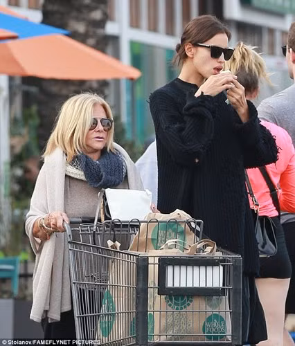 Mẹ của Bradley và Irina cũng có cơ hội gần gũi nhau hơn khi cô mang thai. (Ảnh: FameFlynet)