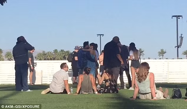 Cặp tình nhân ôm hôn nhau mọi nơi mọi lúc cứ như xa nhau lâu ngày chưa gặp. (Ảnh: AKM-GSI)