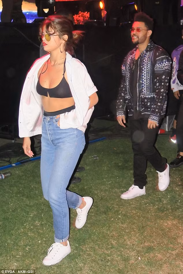 Đêm hôm trước, Selena ăn mặc sexy cùng người yêu mới đi chơi ở lễ hội Coachella.