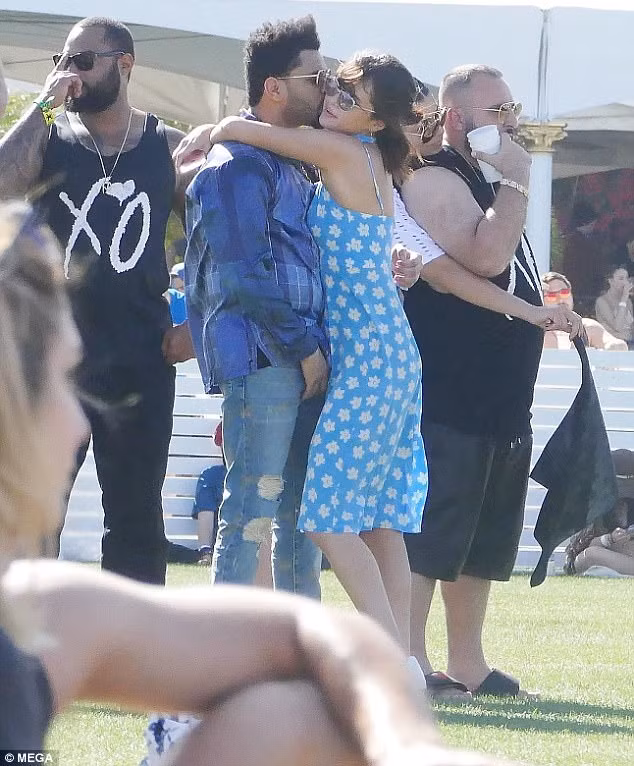 Cặp tình nhân mới hẹn hò Selena Gomez và The Weeknd quấn quýt nhau không rời khi xuất hiện tại Liên hoan âm nhạc Coachella. (Ảnh: Mega)