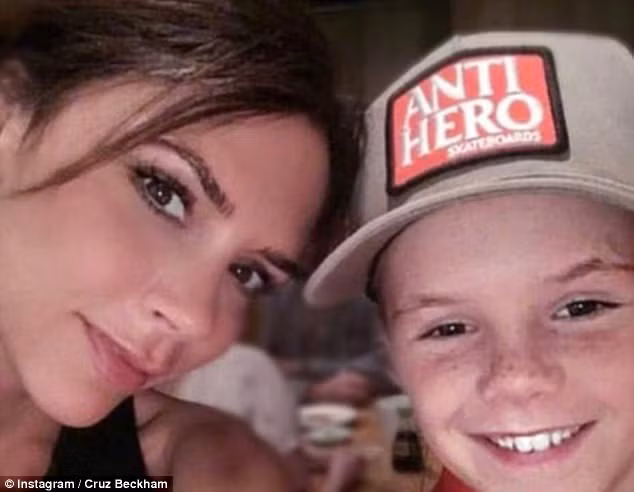 Cruz đăng bức ảnh hai mẹ con cười tươi và viết: "Mẹ thân yêu, chúc mừng sinh nhật mẹ, mẹ là bà mẹ tuyệt vời nhất mà con biết". (Ảnh: Instagram)