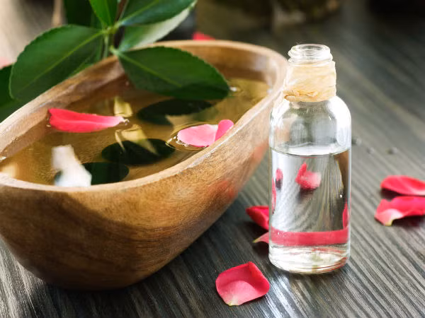 Kết hợp với nước hoa hồng: Hỗn hợp giữa trà xanh và nước hoa hồng giúp se khít lỗ chân lông, làm giảm bài tiết dầu và giúp làn da rạng rỡ và đỡ mụn hơn. Hãy đun nóng nước hoa hồng rồi thả một túi trà vào. Dùng nước hoa hồng đã hãm trà để nguội, đắp lên mặt trong vài phút rồi rửa sạch với nước lạnh.