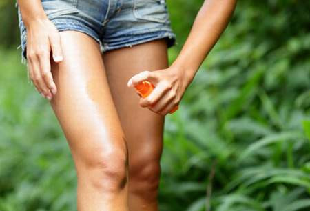 Dùng kem chống côn trùng: Giao mùa là thời điểm nhiều dịch bệnh có khả năng bùng phát, đặc biệt là những dịch bệnh do virus lây qua vật trung gian là muỗi như sốt xuất huyết, virus Zika ăn não người… Bôi kem chống côn trùng đốt là cách để bạn phòng tránh các bệnh nguy hiểm do muỗi đốt.