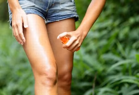 Dùng kem chống côn trùng: Giao mùa là thời điểm nhiều dịch bệnh có khả năng bùng phát, đặc biệt là những dịch bệnh do virus lây qua vật trung gian là muỗi như sốt xuất huyết, virus Zika ăn não người… Bôi kem chống côn trùng đốt là cách để bạn phòng tránh các bệnh nguy hiểm do muỗi đốt.